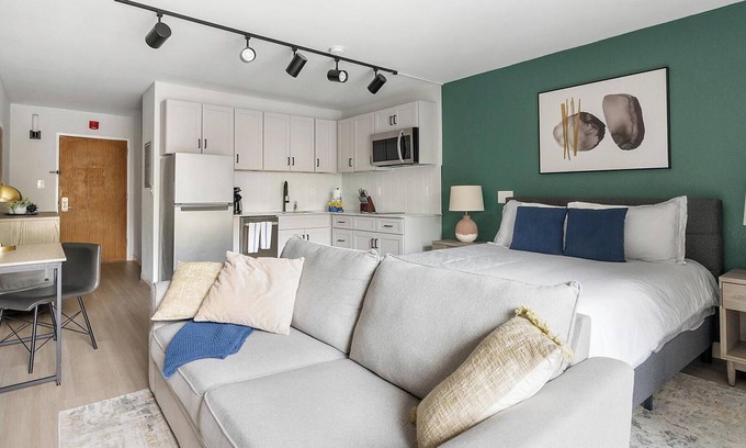 Northeast Raleigh Apartamento | Landing | Stylish Studio, Pool, Gym