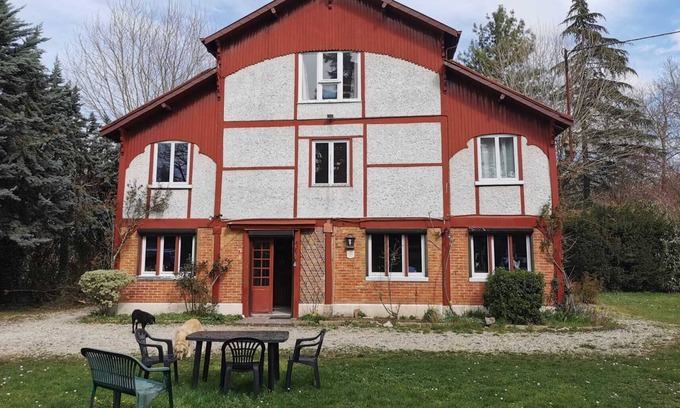 Saint-Hilaire-Saint-Mesmin Casa | Large house with garden in the middle of apple fields and by the river
