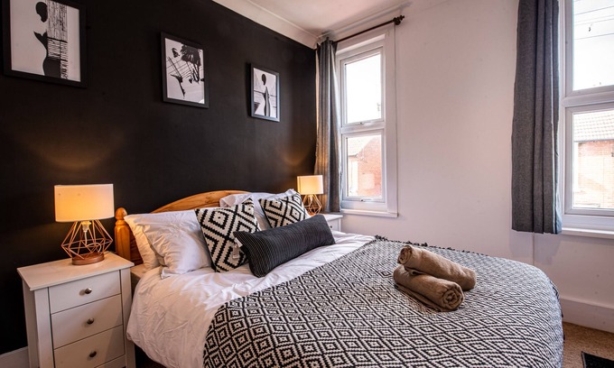 Stuppington Casa | Large 3 Bed House with Garden / Parking