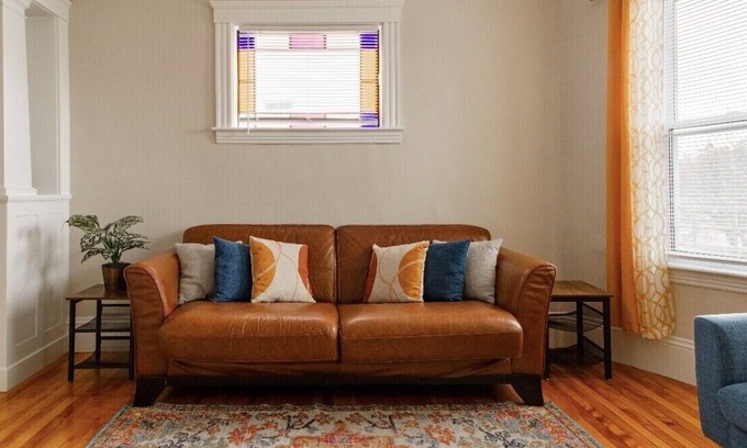 Union HIll Apartamento | Large 3BR APT w/ enclosed front porch Close to Polar Park, palladium, WPI, DCU