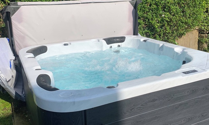 Pembroke Cabaña | Large 4-bedroom dog-friendly cottage with hot-tub and stunning views out to sea