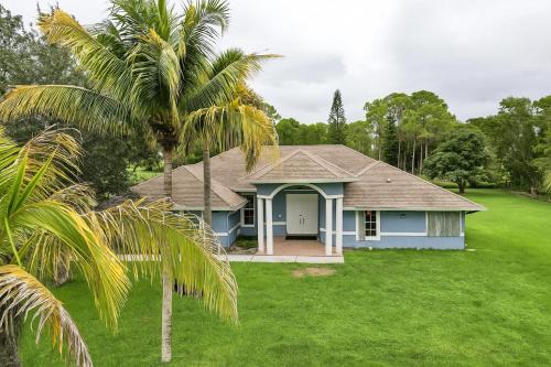 Hunt Club Casa | Large 5BR Home – Pool Table Yard Beaches