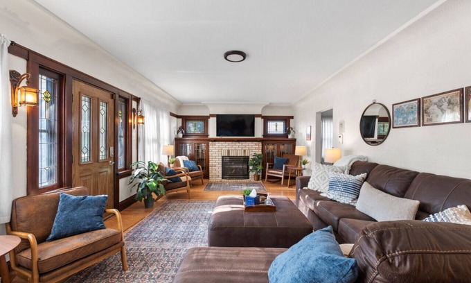 Bay View Casa | Large 7 Bedroom House in Bay View MKE