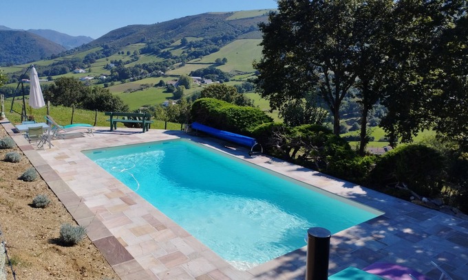 Itxassou Casa | Gran y magnífica casa típica con piscina en el corazón de las montañas vascas.