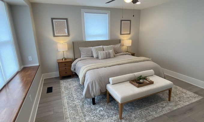 Sheridan Casa | Large Family Bungalow Sleeps 14, Close to Grand Park, Newly Renovated Private