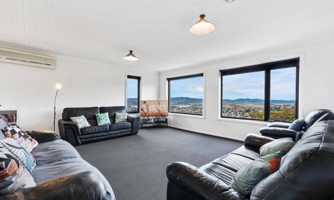 Lenah Valley Casa | Casa grande, céntrica con vistas increíbles.