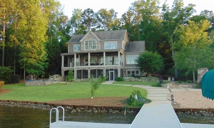Lake Oconee Casa | Gran casa frente al lago con spa, chimenea al aire libre en el lago principal, generador de la casa