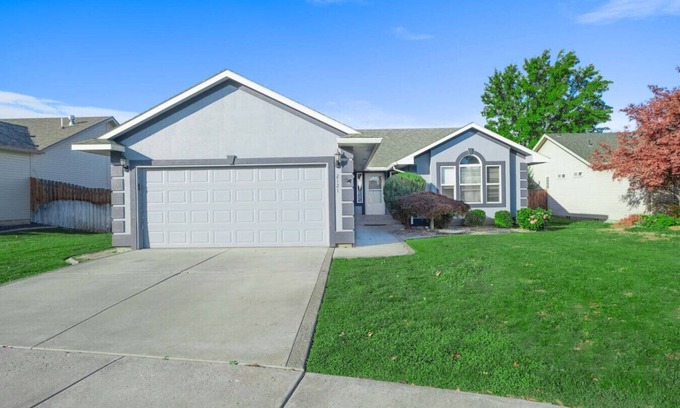 Tri-Cities Casa | Large Living Space, Private Garage & Yard #2121