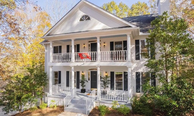 Athens Villa | Large Luxury House, King Beds and More, Hot Tub, Theater, Fireplace, Game Room, Ping-pong, Pool Table, Air Hockey, Arcade, River, Big Kitchen, Nice Porch, Quiet, Good for Families and Large Groups, Near UGA Golf Course, Close to UGA & Stanford Stadium