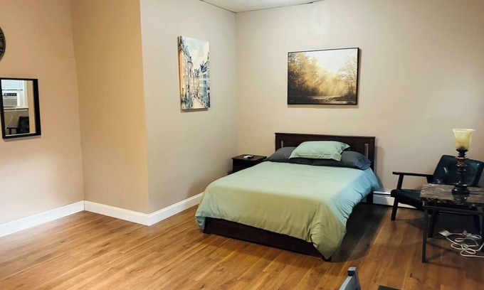 Downtown Apartamento | Large room with private bathroom near Whole Foods