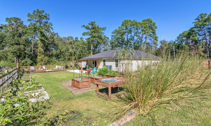 Westside Casa | Large Serene Fenced Yard |Firepit |Dogs Ok| Herb Garden