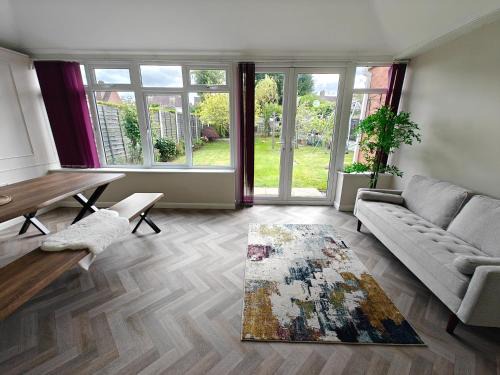 Solihull Casa | Large Spacious 4 Bedroom House Central Solihull- 10 Mins to NEC JLR BHX HS2 M42 Solihull Bypass and More - Driveway Parking X3