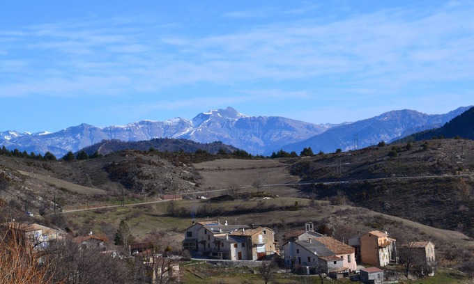Ubraye Casa | Vista panorámica del gran edificio de piedra