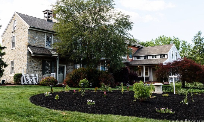 Salunga Otro | Gran casa de piedra con hermosa piscina en el suelo frente a Nook Sports