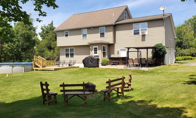 Tunkhannock Township Casa | Large vacation house, private pool and hot tub, lots of privacy, perfect getaway