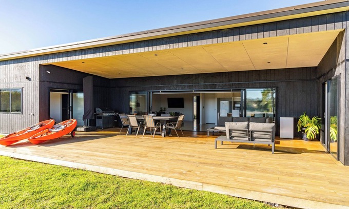 Mangawhai Heads Casa | Large Waterfront Mangawhai Holiday Home Enjoy the Beaches