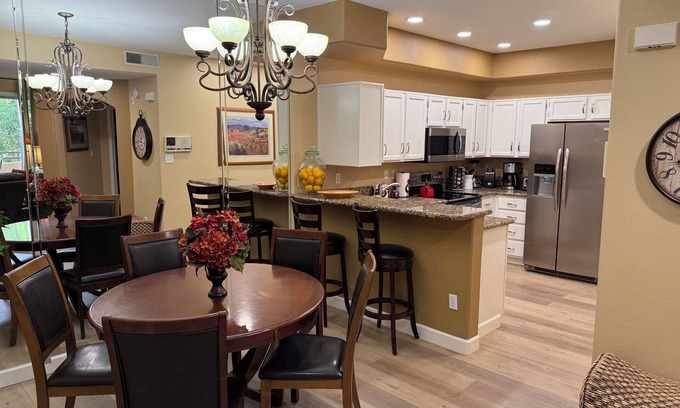 North Mountain Condominio | Más grande completamente remodelado 2 bd. más loft, 2 baños, con vistas a la piscina, cerrada, tenis