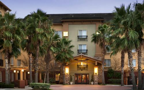 Sacramento Hotel | Larkspur Landing Extended Stay Suites Sacramento