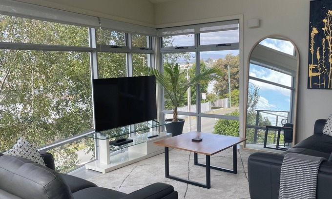 West Launceston Casa | Launceston Views Townhouse # 1