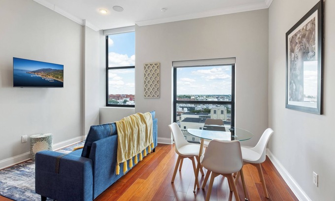 Poplar Apartamento | Lavish 1BR w/ Pool & Gym Access