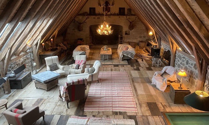 Saint-Urcize Casa | Le buron est équipée de 4 chambres dont une familiale à l’étage