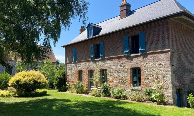 Longueil Casa | Le Clos de l'Église: Master House in Brick and Flint with River View