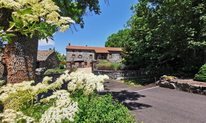 Saint-Privat-d'Allier Cama Y Desayuno | Le clos des pierres rouges