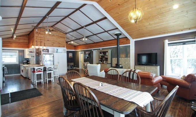 Saint-Andre-Avellin Cabaña | Le Duc on the Lake - Cozy waterfront Cottage