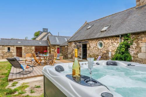 Saint-Mathieu Casa | Le gîte de Saint Mathieu, longère pleine de charme au bout du monde ! jacuzzi extérieur vue sur la campagne, salle de billard