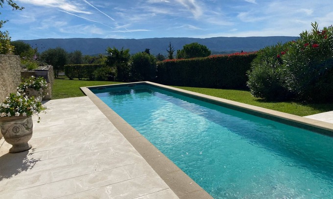 Gordes Casa | En Gordes, casa de piedra en 2500 m2 de jardín cerrado.