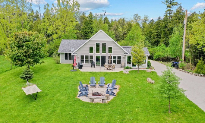 Idlewild Casa | Leafy Bayside Bliss: Fall in Door County