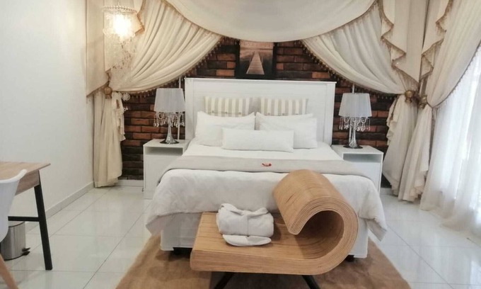 Polokwane Apartamento | Ledimor Guesthouse offers a 4 star accommodation. A stone away from Kruger