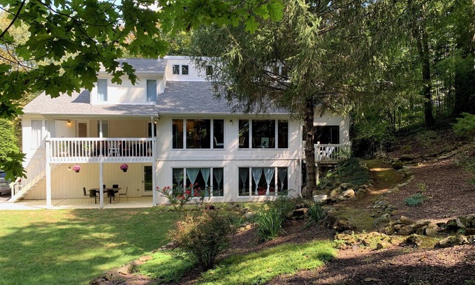 Old Orchard Casa | Lehigh River Retreat – 5-Bedroom Home w/Bike Trail Access, Fitness Room & A/C