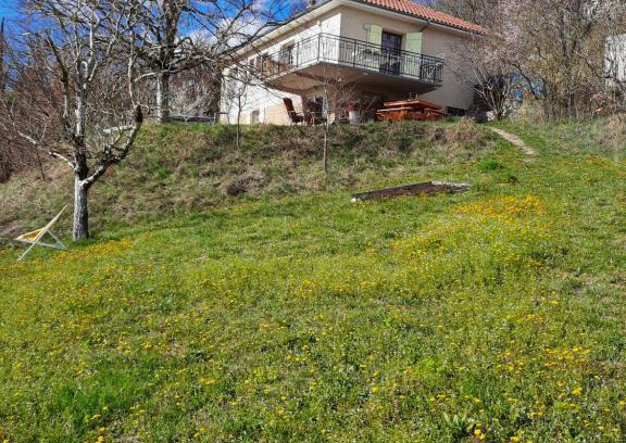 Saint-Laurent-les-Tours Casa | Les coteaux de Planèze, maison et jardin dans le Lot! Chambres chez l'habitant!