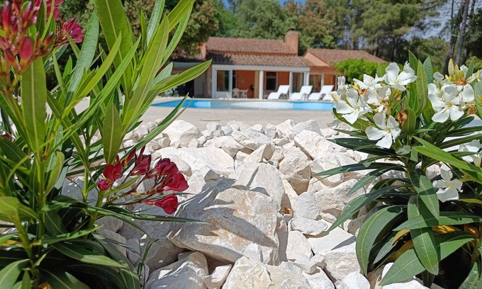 Uchaux Villa | Les Volets bleus: Charming villa 400 m from village center Heated swimming pool