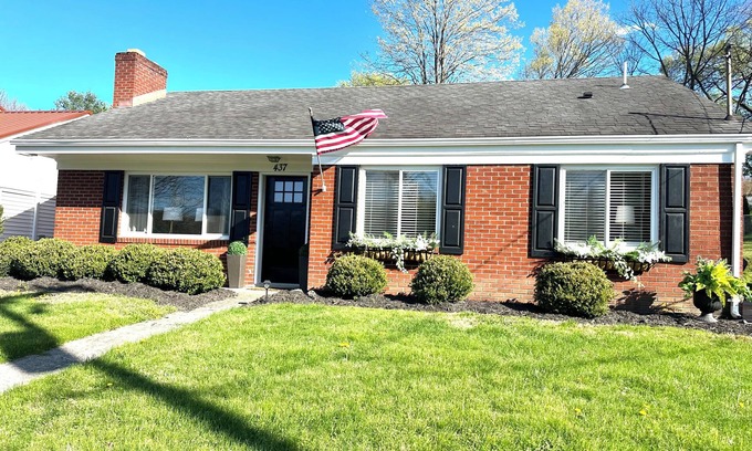 Lewisburg Casa | Lewisburg’s Southern Bell, a charming bungalow with a Southern feel!