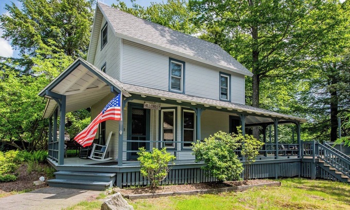 Eagles Mere Cabaña | Ilumina tus noches en la terraza de la casa "Hillcrest" en Eagles Mere.
