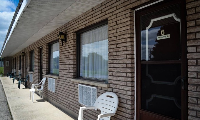 Walkerton Hotel | Lighthouse Motel