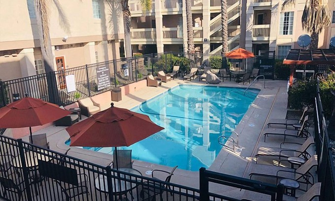 San Bruno Complejo | Linda Mar Beach Trip! 2 Relaxing Units, Free Breakfast, Kitchen, Outdoor Pool!