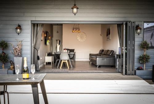 Newark upon Trent Casa | LIONHEART LARGE LUXURY ACCESSIBLE LODGE - Sleeps 12 ,Dog Friendly,Near Sherwood Forest at Fairview Farm Nottingham great for Family Gatherings ,Groups ,Parties