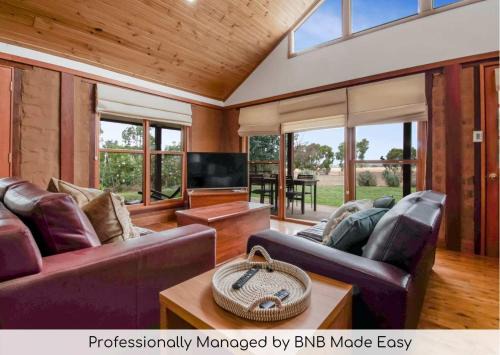 Hillgrove Casa | Little Bunda Cottage - Charming Mudbrick Stay