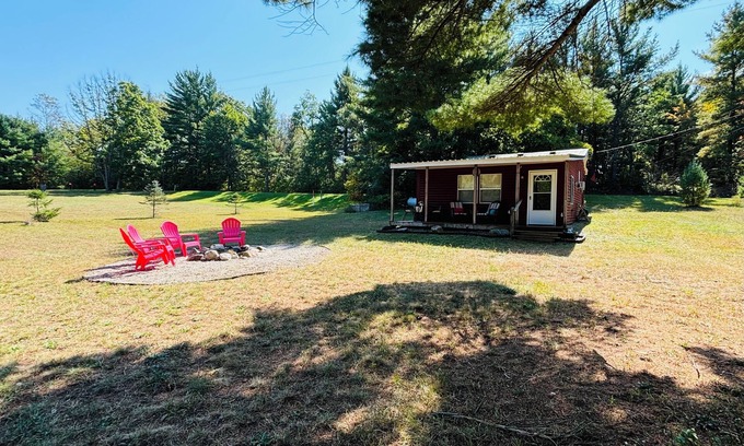 Wellston Cabina | Little Red Cabin - Peaceful Up-North Michigan Get-a-Way!