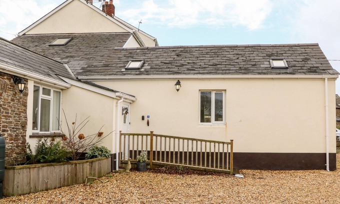 Littleham Cabaña | LITTLEHAM COURT COTTAGE, pet friendly, with hot tub in Bideford