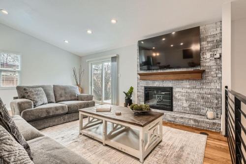 Littleton Casa | Littleton DTC updated GEM with Hot Tub!