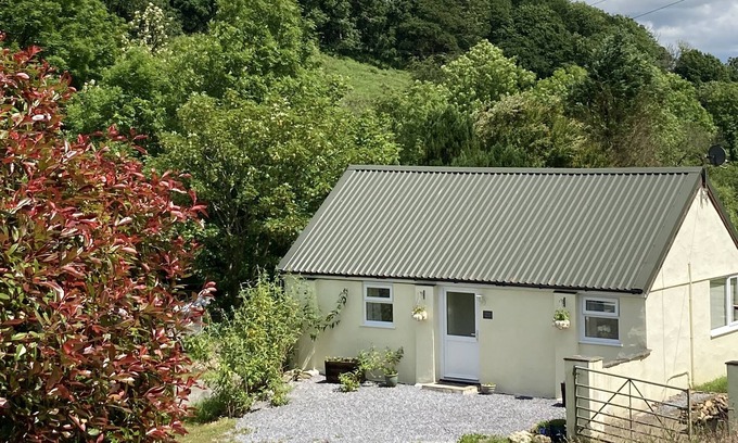 Whitland Casa | Lletty Bach - pet stays free - detached - parking - ideal location to explore