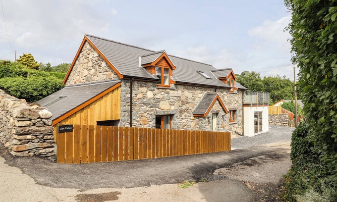 Llandderfel Casa | LLYS TIRION, pet friendly, with a garden in Bala