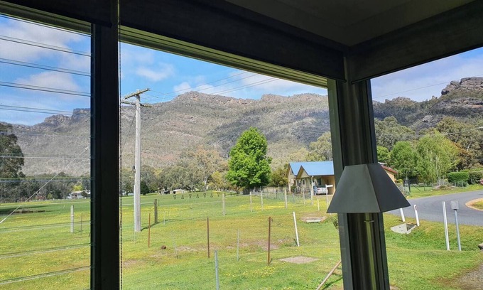 Halls Gap Casa | Located on valley floor, amazing views, 300mm to shops, wildlife in abundance.
