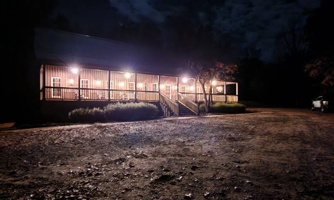 Georgia Coast Cabina | Lodge & cabin sleeps 21 - peaceful country setting 15 min to downtown Dublin GA