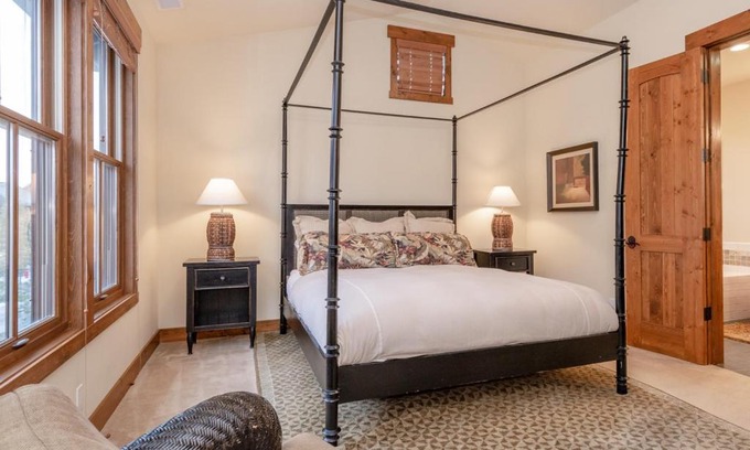 Mammoth Lakes Casa | Lodges 1140- Spacious Townhome on Golf Course