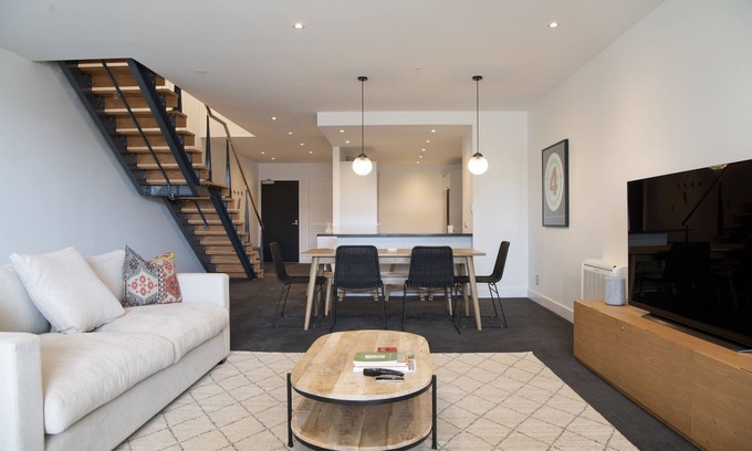 Ahuriri Cabaña | Loft at Shed 5 - Ahuriri Holiday Apartment